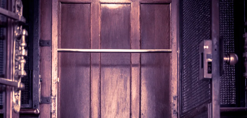 There were no mirrors in the old elevators